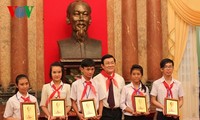 Le président vietnamien reçoit les enfants exemplaires en difficulté
